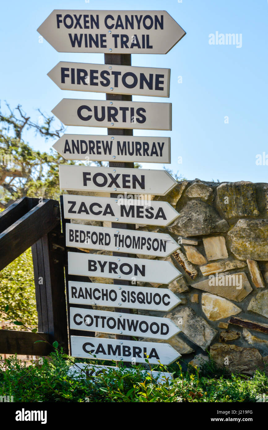 Un elenco dei vigneti dei nomi su un alto segno direzionale con frecce dirigere a Foxen Canyon del sentiero del vino, nei pressi di Los Olivos, CA nella Santa Ynez Valley Foto Stock