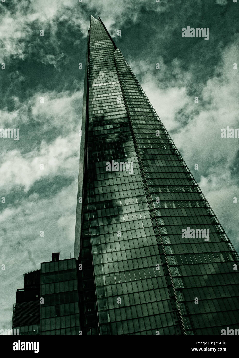 La Shard, London Bridge e formerly London Bridge Tower, è un 95-storey supertall grattacielo nel centro di Londra Foto Stock