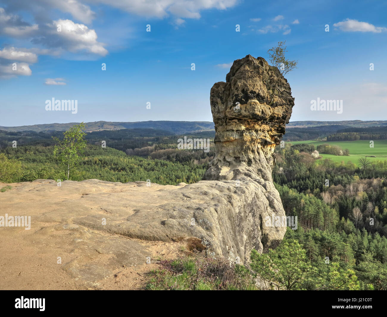 Randello Capska - formazione di roccia su un promontorio roccioso è un massiccio di roccia randello da arenaria di ferro che sorge in corrispondenza di un bordo di una scogliera ripida Foto Stock