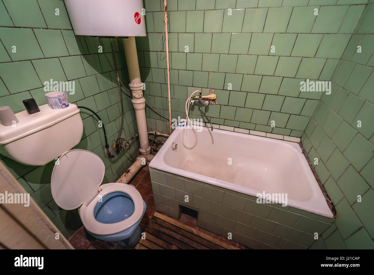 Il bagno della camera di albergo nella città di Chernobyl, la centrale nucleare di Cernobyl la zona di alienazione intorno al reattore nucleare disastro in Ucraina Foto Stock