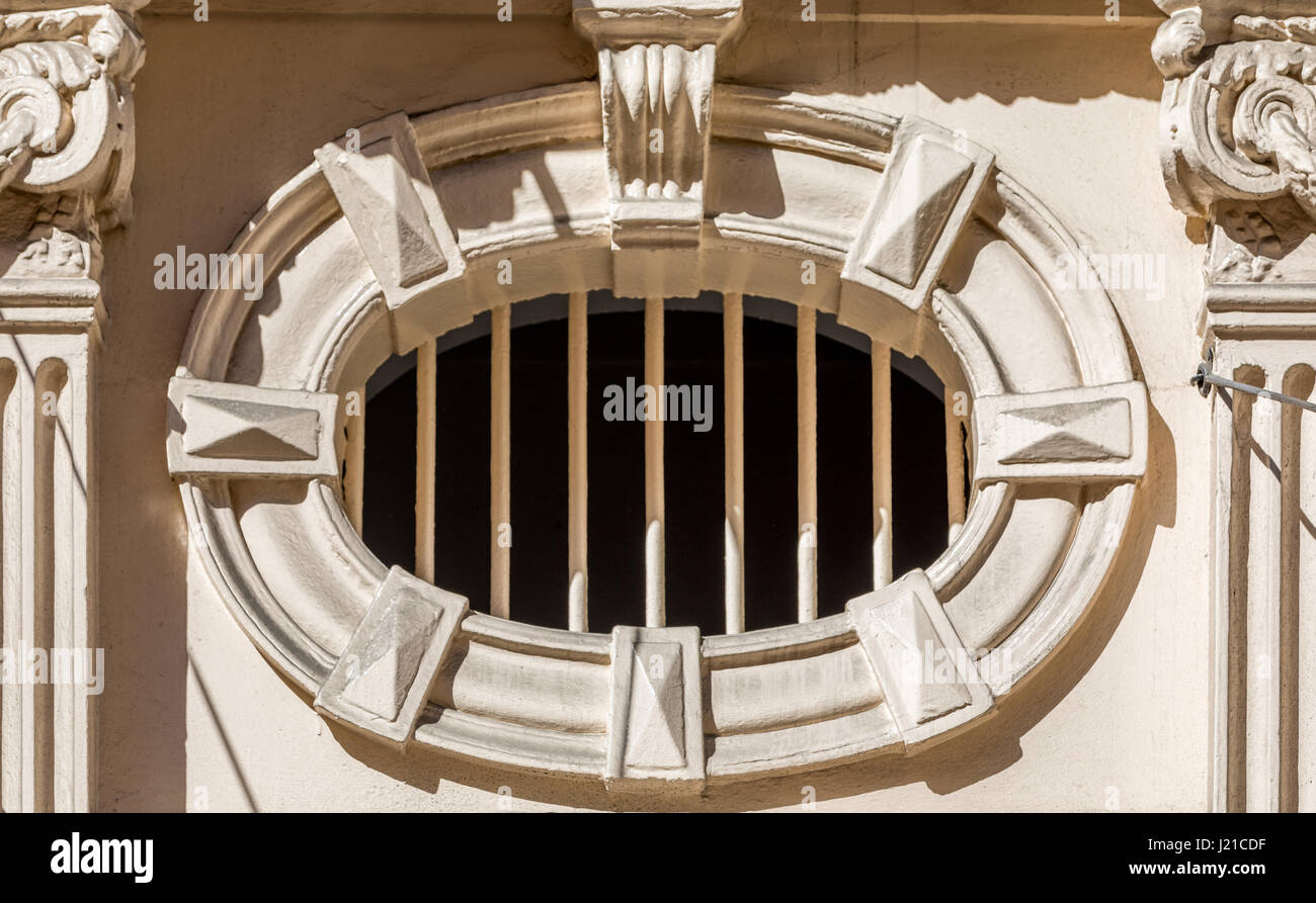 Apertura ovale su un vecchio edificio londinese, London, England, Regno Unito Foto Stock