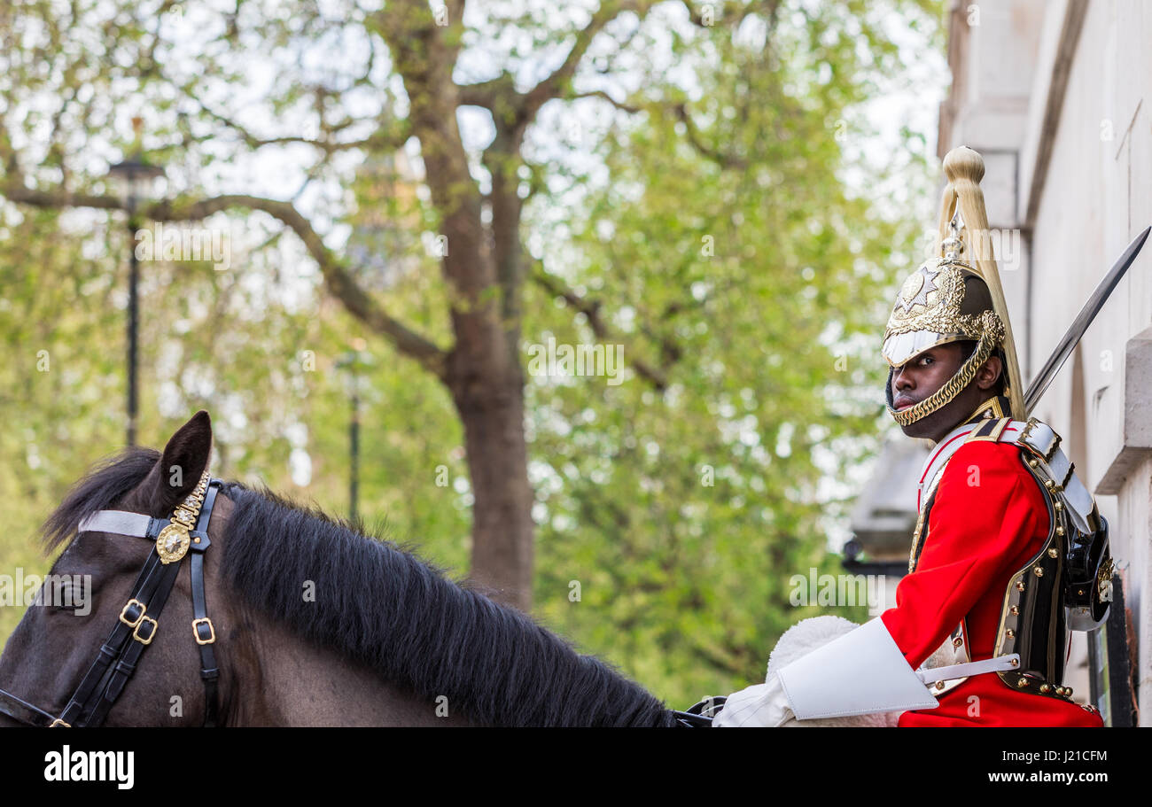 Horseguard soldato di cavalleria su un cavallo in Londra Inghilterra, Regno Unito Foto Stock
