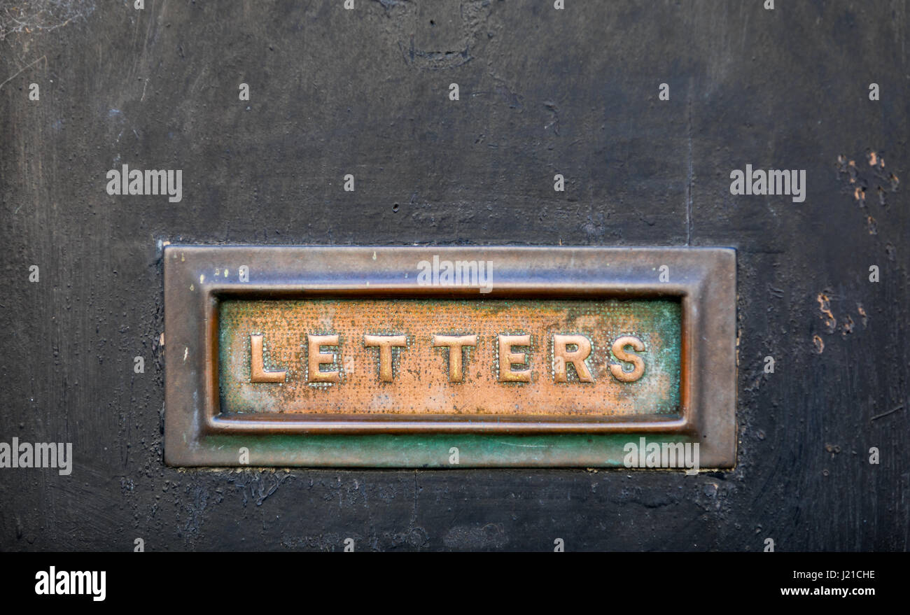 Vecchia lettera caduta in una vecchia porta di inglese, England, Regno Unito Foto Stock