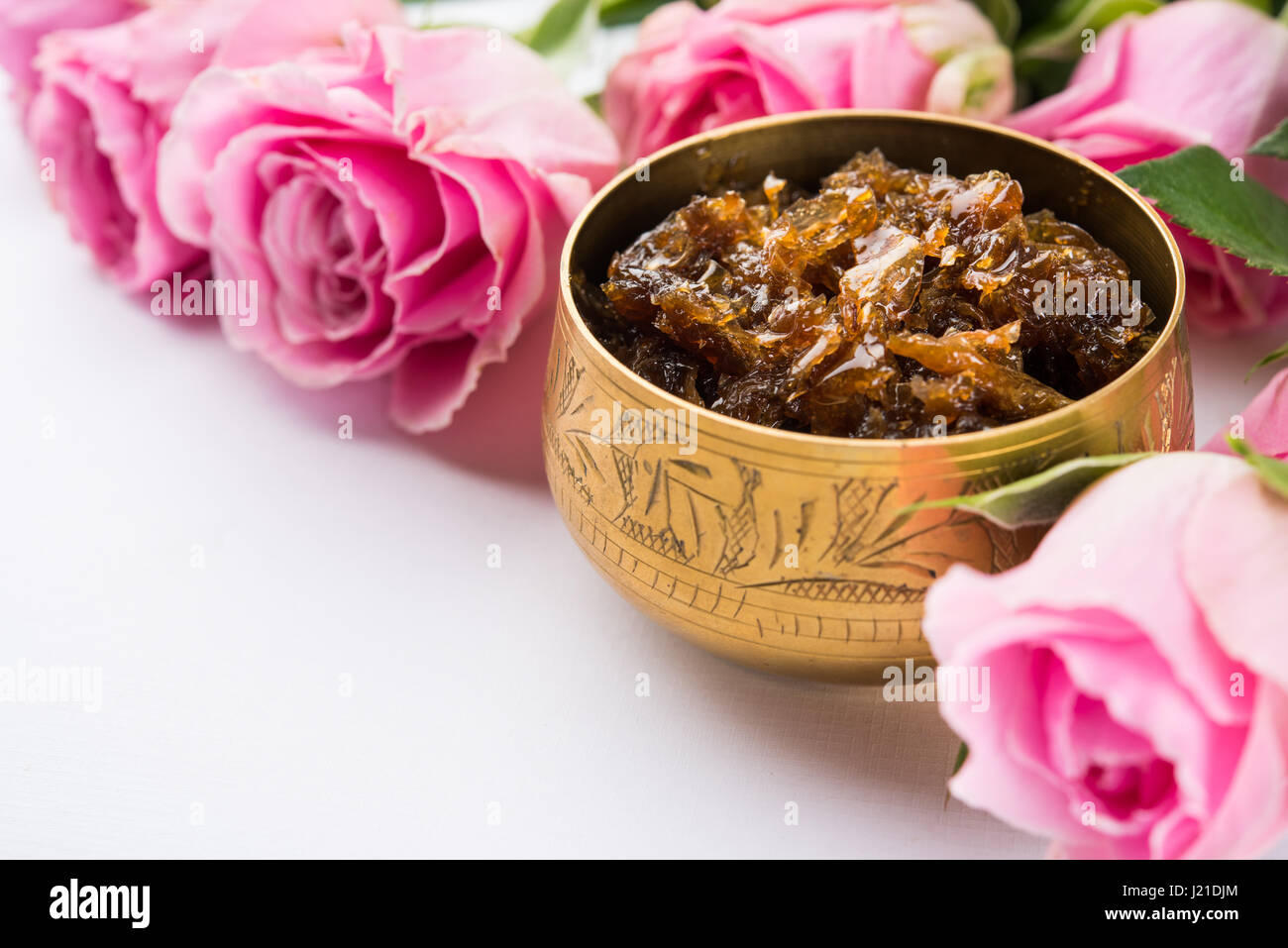 Gulkand, noto anche come Gulqand, è un dolce preservare di petali di rosa popolare in India, solitamente usati per masticare paan masala Foto Stock