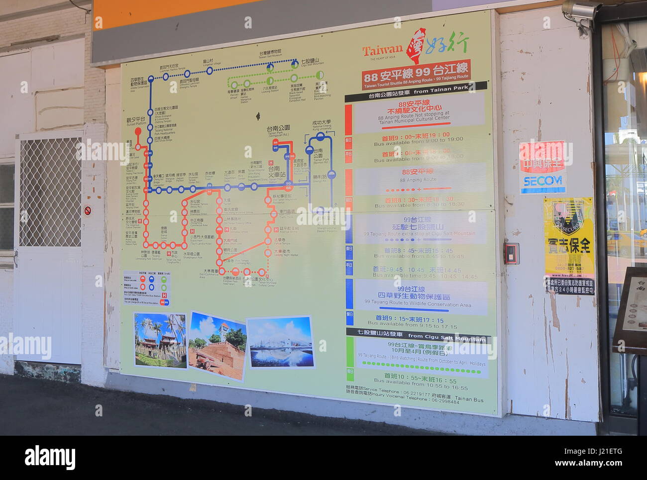 Autobus turistico mappa all'ufficio informazioni turistiche Tainan stazione dei treni di Tainan Taiwan. Foto Stock