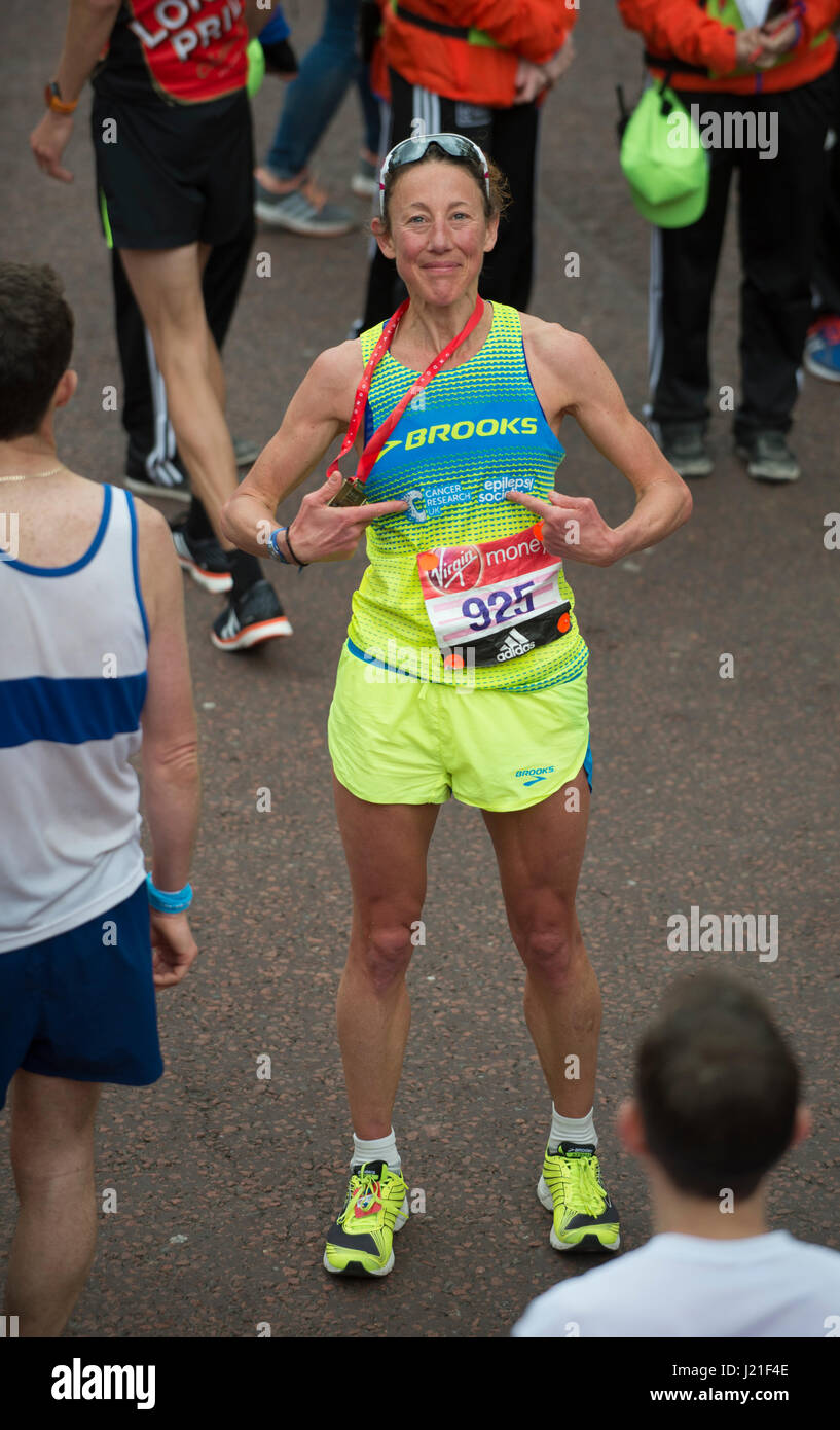 Il centro commerciale di Londra, Regno Unito. 23 Aprile, 2017. Chrissie Wellington OBE, ex triatleta professionale e quattro-tempo Ironman Triathlon campione del mondo conclude il 2017 denaro Virgin London Marathon in 02:49:01. Credito: Malcolm Park/Alamy Live News. Foto Stock