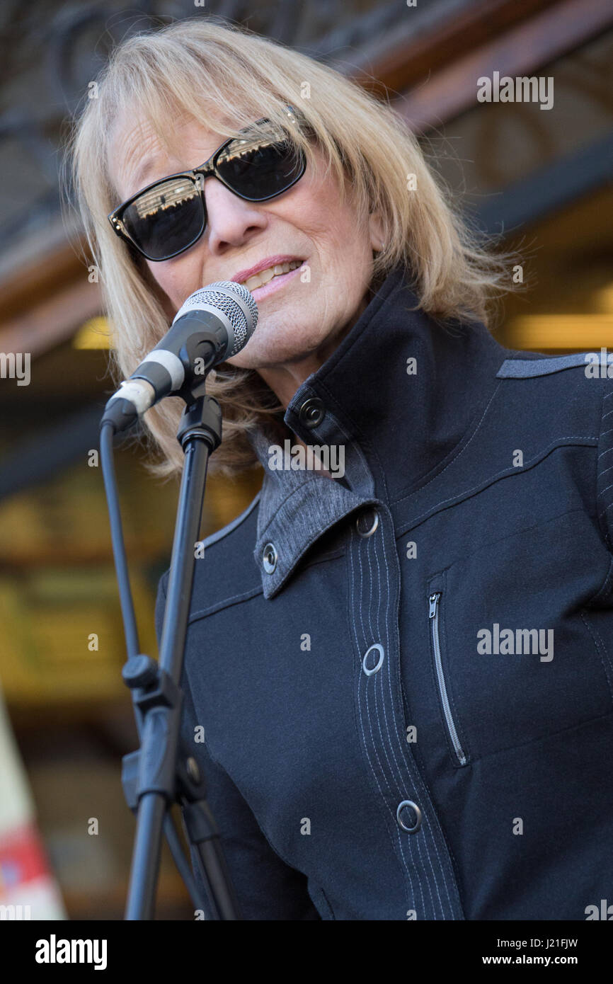 Gallarate Italia. Del 22 aprile 2017. L'americano Tim GRIMM & famiglia band suona dal vivo sul palco durante il Record Store Day anteriore Caru' Dischi più famoso record store in Italia Credito: Rodolfo Sassano/Alamy Live News Foto Stock