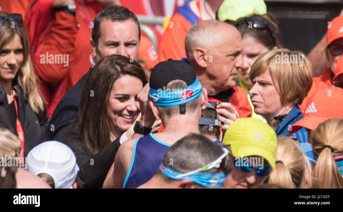 Londra, Regno Unito. 23 Aprile, 2017.HRH Catherine Duchessa di Cambridge, mani medaglie al traguardo alla Vergine la maratona di denaro Credito: Ian Davidson/Alamy Live News Foto Stock