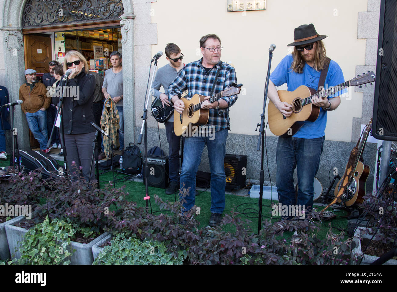 Gallarate Italia. Del 22 aprile 2017. L'americano Tim GRIMM & famiglia band suona dal vivo sul palco durante il Record Store Day anteriore Caru' Dischi più famoso record store in Italia Credito: Rodolfo Sassano/Alamy Live News Foto Stock