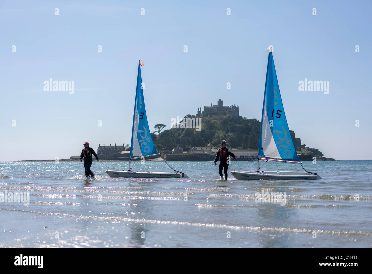 St Michael's Mount, Cornwall, Regno Unito. 23 Aprile, 2017. Bella e soleggiata St George's Day in St Michael's Mount, Cornwall per contrassegnare la fine delle vacanze di Pasqua nel Regno Unito. Come la marea entra, i visitatori vengono trasportati all'isola. Credito: Adrian Cabello/Alamy Live News Foto Stock