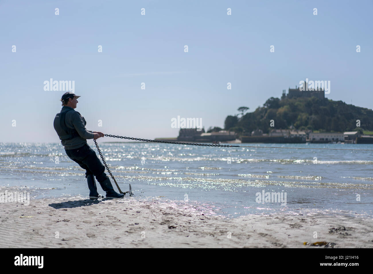 St Michael's Mount, Cornwall, Regno Unito. 23 Aprile, 2017. Bella e soleggiata St George's Day in St Michael's Mount, Cornwall per contrassegnare la fine delle vacanze di Pasqua nel Regno Unito. Come la marea entra, i visitatori vengono trasportati all'isola. Credito: Adrian Cabello/Alamy Live News Foto Stock