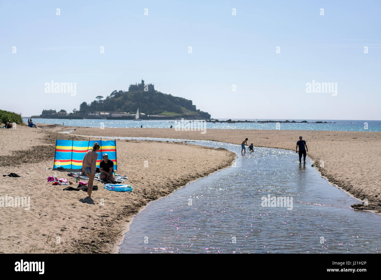 St Michael's Mount, Cornwall, Regno Unito. 23 Aprile, 2017. Bella e soleggiata St George's Day in St Michael's Mount, Cornwall per contrassegnare la fine delle vacanze di Pasqua nel Regno Unito. Come la marea entra, i visitatori vengono trasportati all'isola. Credito: Adrian Cabello/Alamy Live News Foto Stock