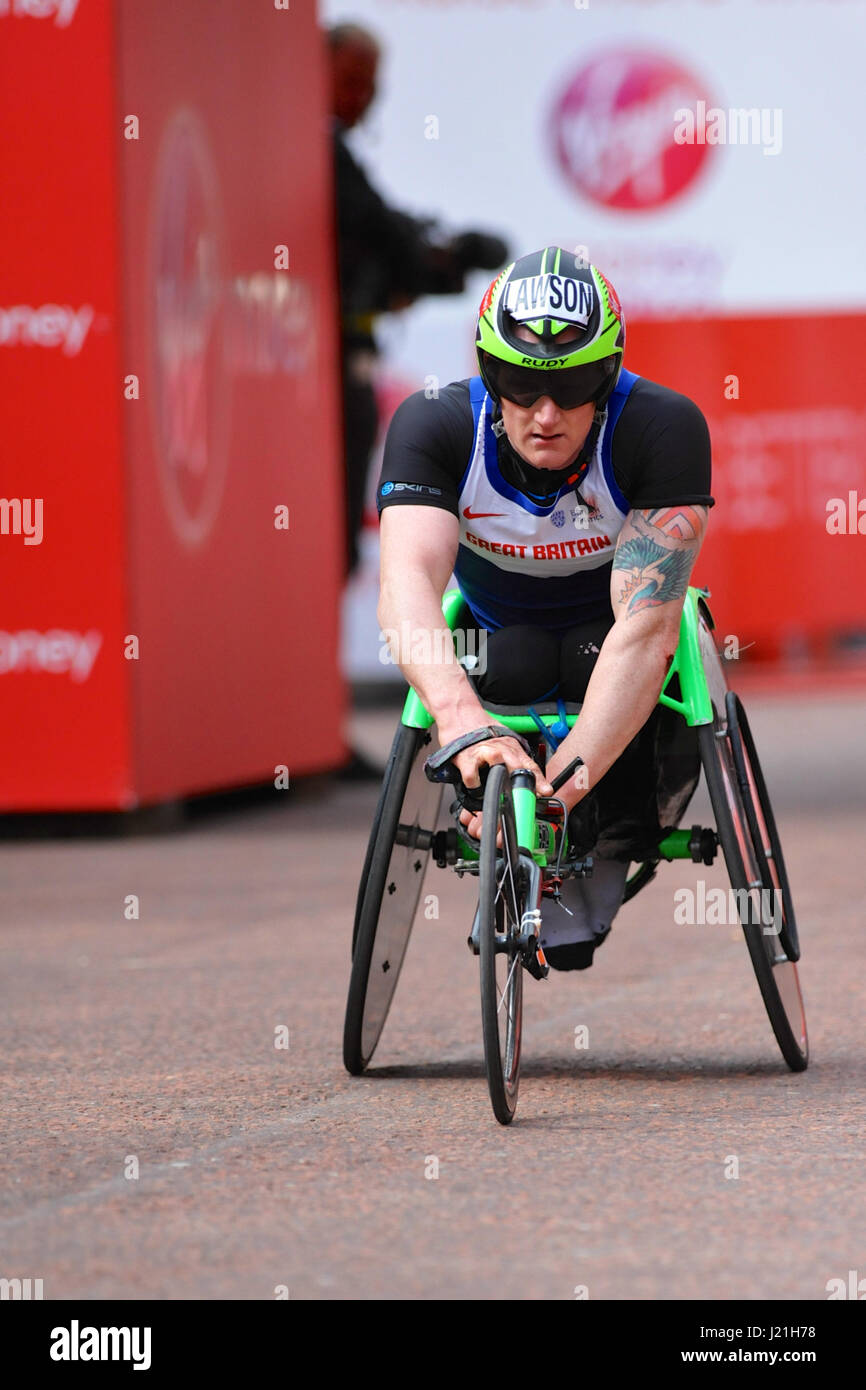 Londra, Regno Unito. 23 Aprile, 2017. Simon Lawson (GBR) finitura uomini del denaro VIRGIN LONDON MARATHON sedia a rotelle gara Elite. Lawson raggiunti ventiquattresimo posto con un tempo di 1h 36min 57s. Credito: Michael Preston/Alamy Live News Foto Stock