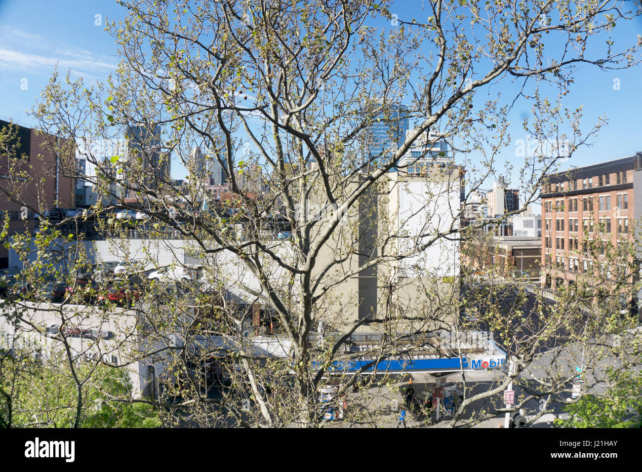 La città di New York, 23 aprile 2017 USA, paesaggio urbano Hells cucina luminosa domenica soleggiata in un volubile molla dopo una piovosa giornata della terra il giorno precedente Credito: Dorothy Alexander/Alamy Live News Foto Stock