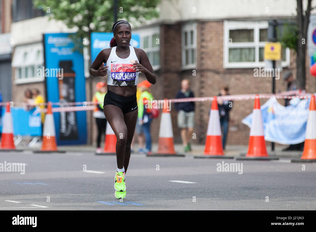 Londra, Regno Unito. 23 Aprile, 2017. Firenze Kiplagat del Kenya, che ha concluso nono nella donna evento, corre attraverso Shadwell vicino al giro di boa del 2017 denaro Virgin London Marathon. Credito: Mark Kerrison/Alamy Live News Foto Stock