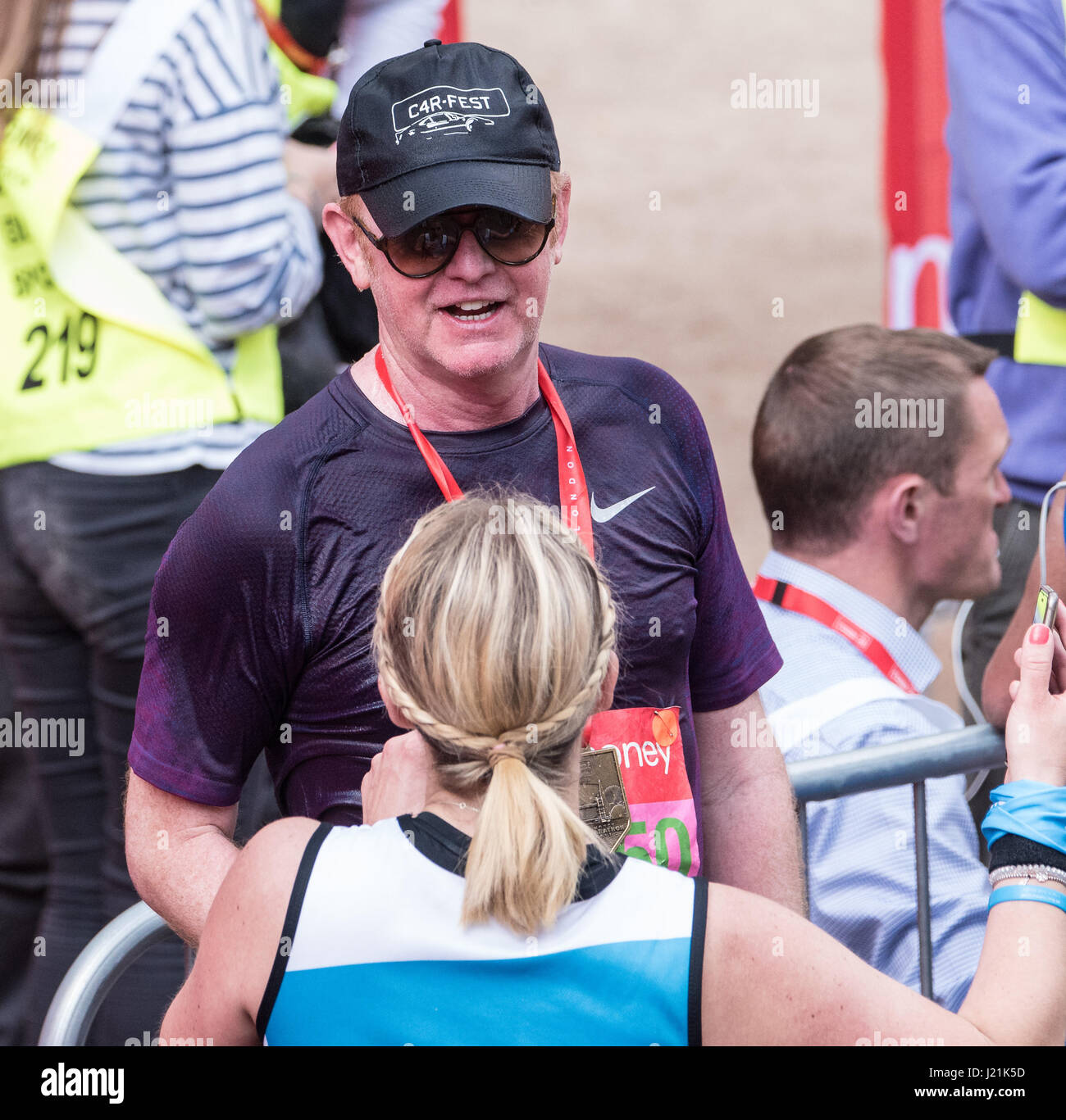 Londra, Regno Unito. 23 Aprile, 2017.Chris Evans, Radio 2 presentatore e personalità, all'arrivo alla Vergine la maratona di denaro Credito: Ian Davidson/Alamy Live News Foto Stock