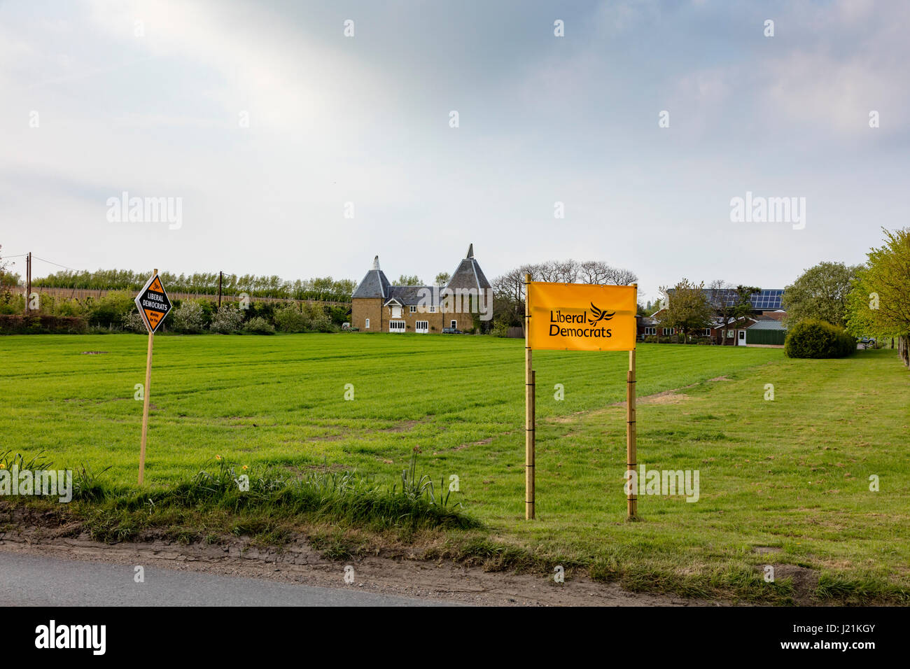 Faversham Kent, Regno Unito, 23 aprile 2017. Parlamentare del Regno Unito e alle elezioni del Consiglio. Gruppo del Partito europeo dei liberali democratici manifesti pubblicitari in frutticoltura frutteti vicino a Faversham e metà Kent circoscrizione parlamentare, normalmente un sicuro partito conservatore sedile solo cinque giorni dopo il primo ministro, Theresa Maggio, anounces uno snap Gerneral elezioni del giugno 8th. Credito: Richard Donovan/Live Alamy News Foto Stock