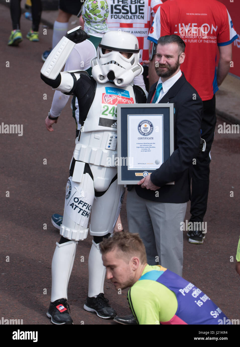 Londra, Regno Unito. 23 Aprile, 2017.Un concorrente vestito come un Storm Trooper entra nel Guinness dei primati come il più veloce Storm Trooper alla Vergine la maratona di denaro Credito: Ian Davidson/Alamy Live News Foto Stock
