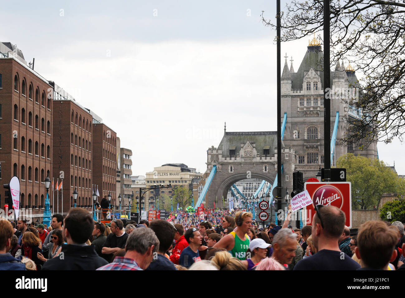 Londra, Regno Unito. 23 Aprile, 2017. I corridori nella maratona di Londra in aprile, 23, 2017. La maratona di Londra è prossima a New York, Berlino, Chicago e Boston al Mondo Marathon Majors. Credito: SUNG KUK KIM/Alamy Live News Foto Stock