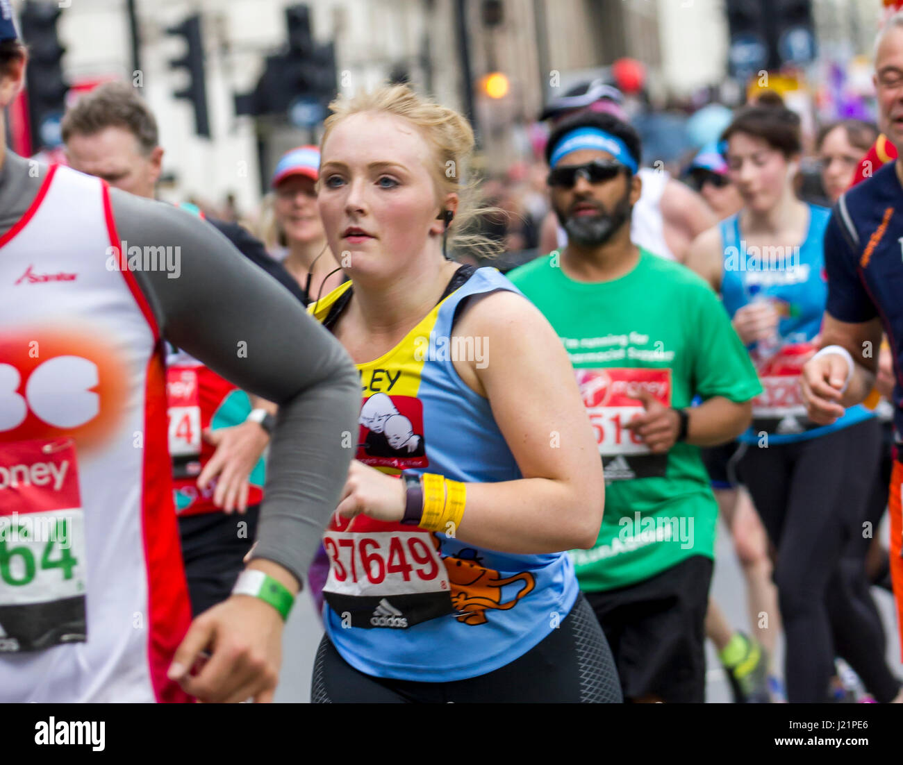 St Jame's park, london, Regno Unito. 23 apr, 2017. migliaia di prendere parte alla trentasettesima maratona di Londra credito: Alan fraser/alamy live news Foto Stock