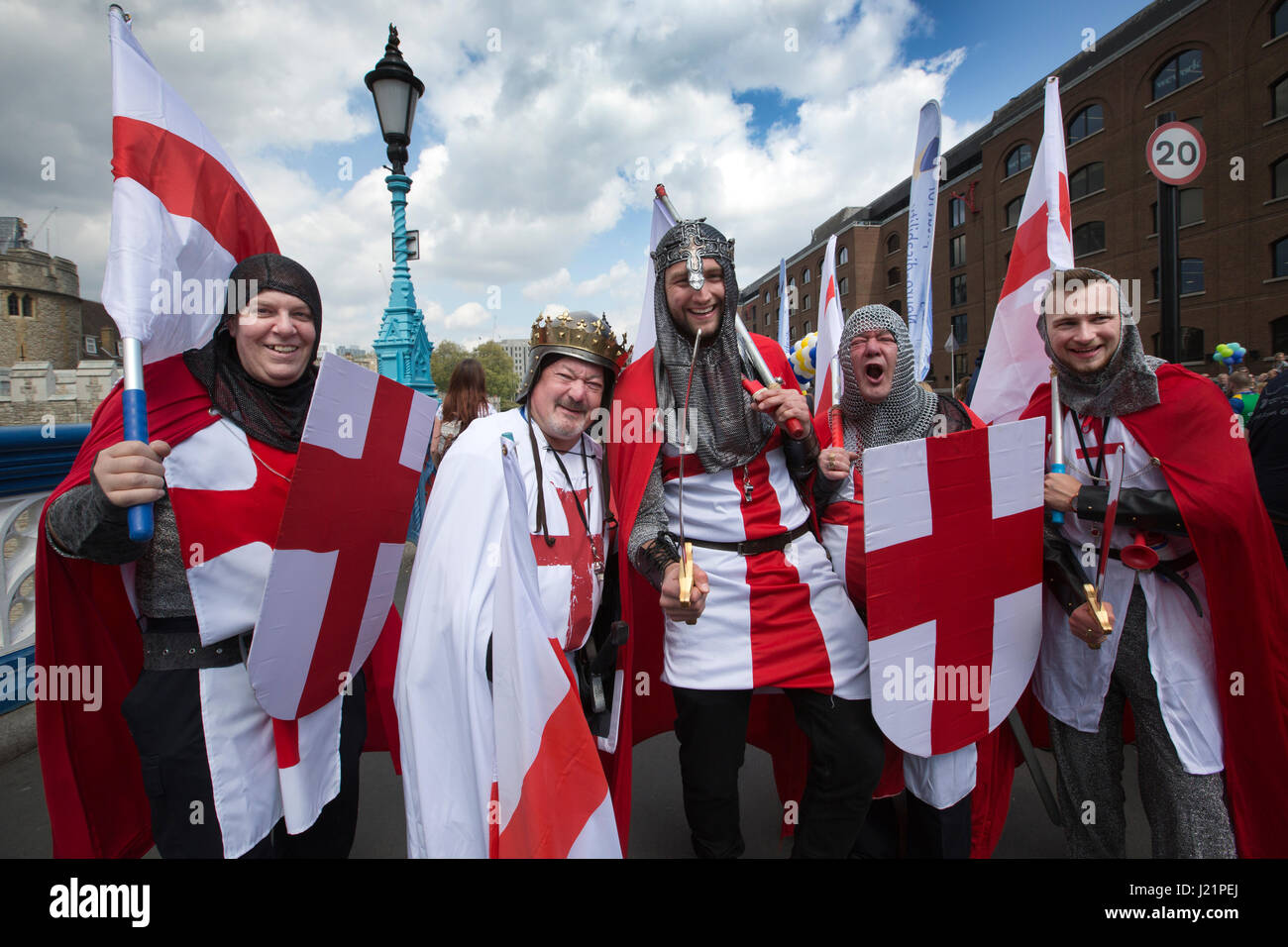 Londra, Regno Unito. 23 Aprile, 2017. Maratona di Londra 2017. Uomini vestiti come cavalieri medievali festeggia San Giorgio al giorno sulle strade di Londra mentre una stima di 50.000 corridori hanno fatto per le strade della capitale a prendere parte alla trentasettesima maratona di Londra. La 26.2 miglia race inizia da Blackheath passando attraverso molte di Londra iconici punti di riferimento compreso (nella foto) Il London Tower Bridge e la finitura sul Mall. Foto Stock