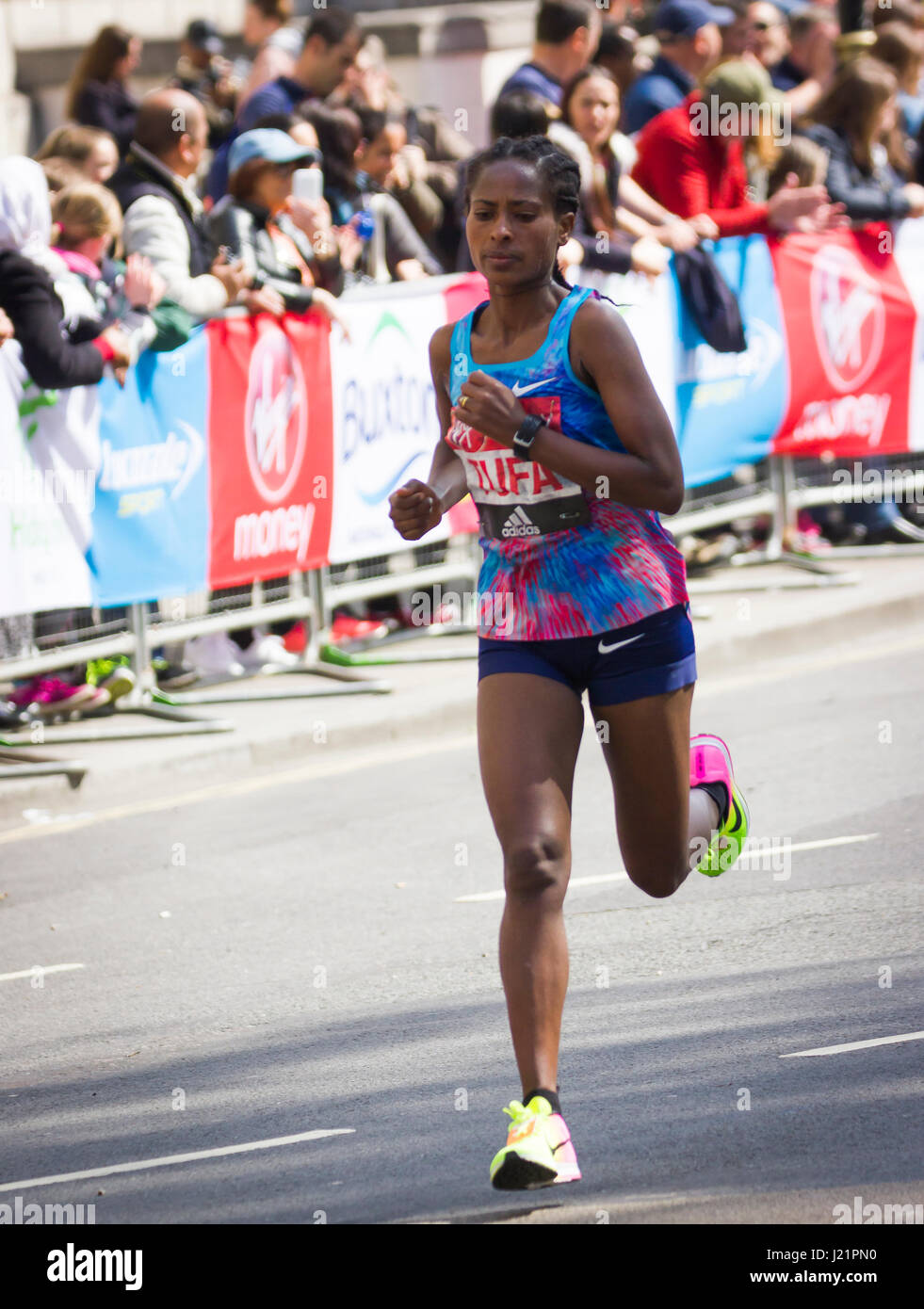 St Jame's park, london, Regno Unito. 23 apr, 2017. migliaia di prendere parte alla trentasettesima maratona di Londra credito: Alan fraser/alamy live news Foto Stock