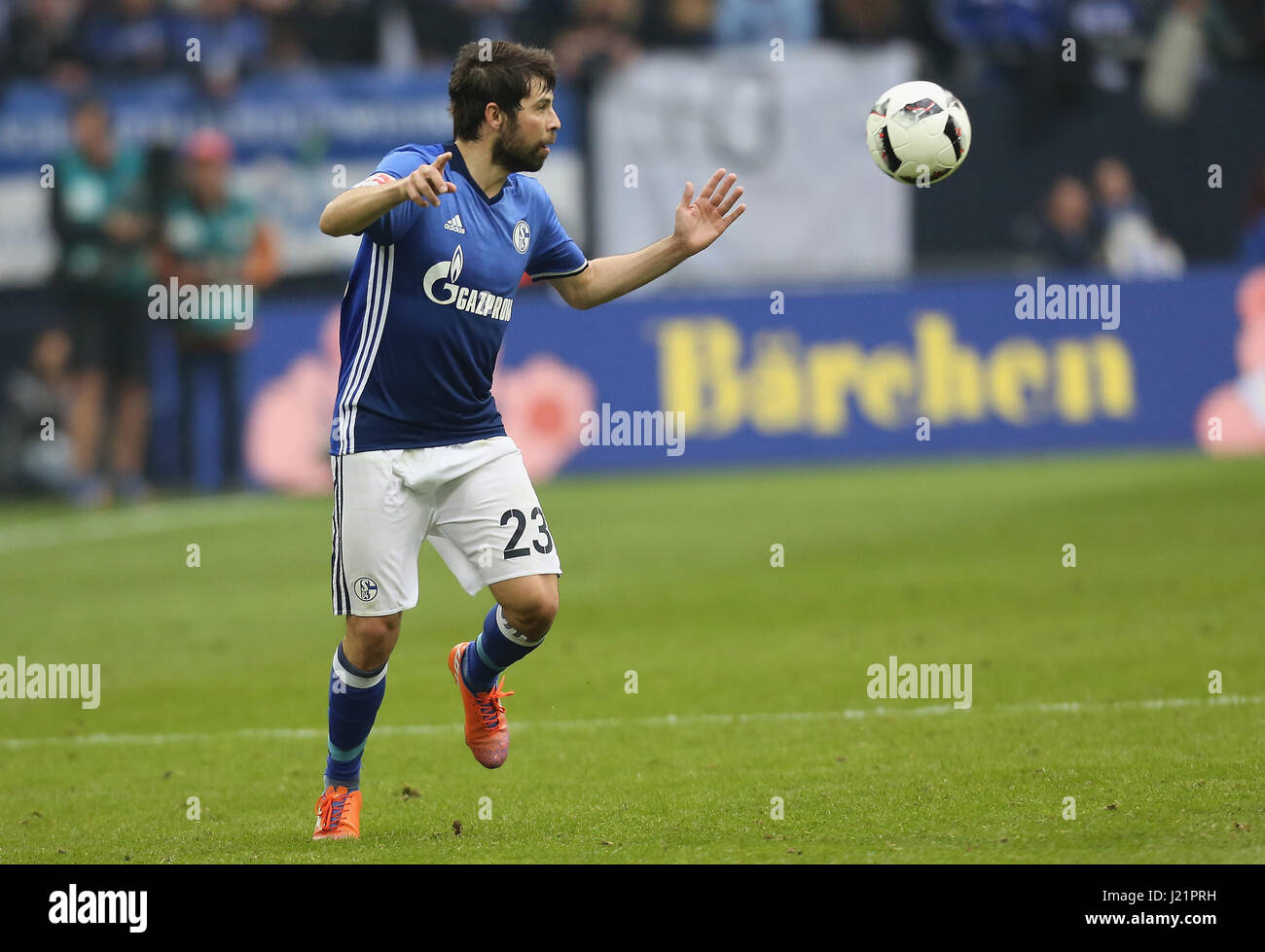 Gelsenkirchen, Germania 23 aprile 2017, Bundesliga giornata 30, FC Schalke 04 vs Rasenballsport Leipzig: Coke (Schalke) controlla la sfera. Credito: Juergen schwarz/Alamy Live News Foto Stock