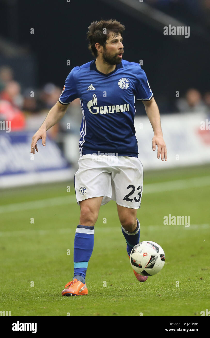 Gelsenkirchen, Germania 23 aprile 2017, Bundesliga giornata 30, FC Schalke 04 vs Rasenballsport Leipzig: Coke (Schalke) controlla la sfera. Credito: Juergen schwarz/Alamy Live News Foto Stock