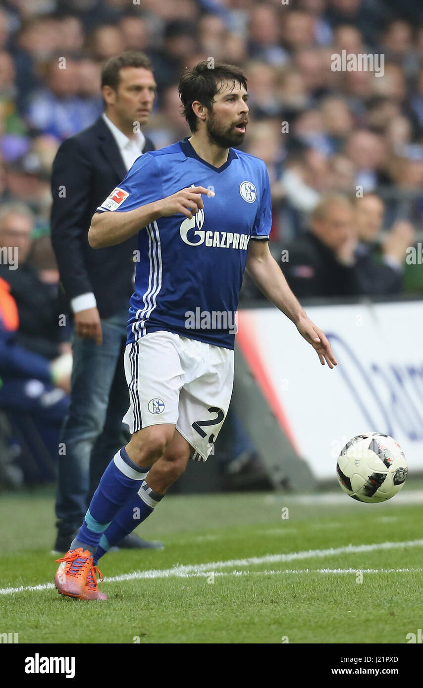 Gelsenkirchen, Germania 23 aprile 2017, Bundesliga giornata 30, FC Schalke 04 vs Rasenballsport Leipzig: Coke (Schalke) controlla la sfera. Credito: Juergen schwarz/Alamy Live News Foto Stock