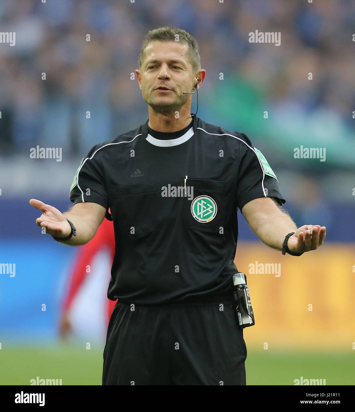 Gelsenkirchen, Germania 23 aprile 2017, Bundesliga giornata 30, FC Schalke 04 vs Rasenballsport Leipzig: arbitro Guenther Perl gesti. Credito: Juergen schwarz/Alamy Live News Foto Stock