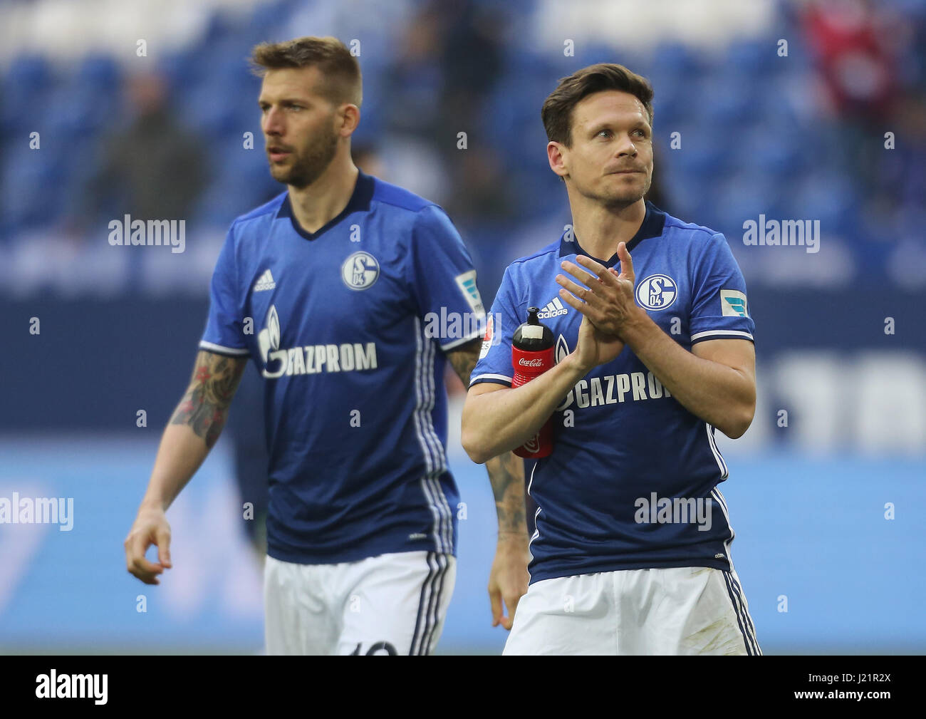 Gelsenkirchen, Germania 23 aprile 2017, Bundesliga giornata 30, FC Schalke 04 vs Rasenballsport Leipzig: Naldo (Schalke, R) klatscht accanto a Guido Burgstallerafter match. Credito: Juergen schwarz/Alamy Live News Foto Stock