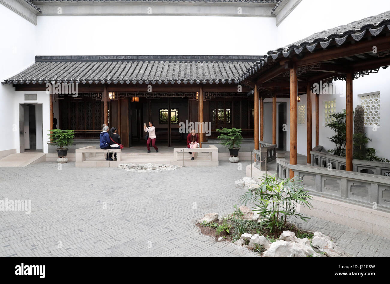 (170423) -- NEW YORK, 23 aprile 2017 (Xinhua) -- la gente visita il Astor Court nel Metropolitan Museum of Art di New York, Stati Uniti, 21 aprile 2017. Modellata su un cortile nel giardino del maestro delle reti da pesca o Wang Shi Yuan in cinese, in cinese di Suzhou City, l'Astor Court o Ming Xuan era completato da un team di 26 artigiani cinesi e aperto al pubblico nel 1981. È il primo stabile lo scambio culturale tra gli Stati Uniti e la Cina. Anche se occupa solo un'area di circa 400 metri quadrati, la Corte ha presentato la quintessenza dei giardini di Suzhou da co a zig-zag Foto Stock