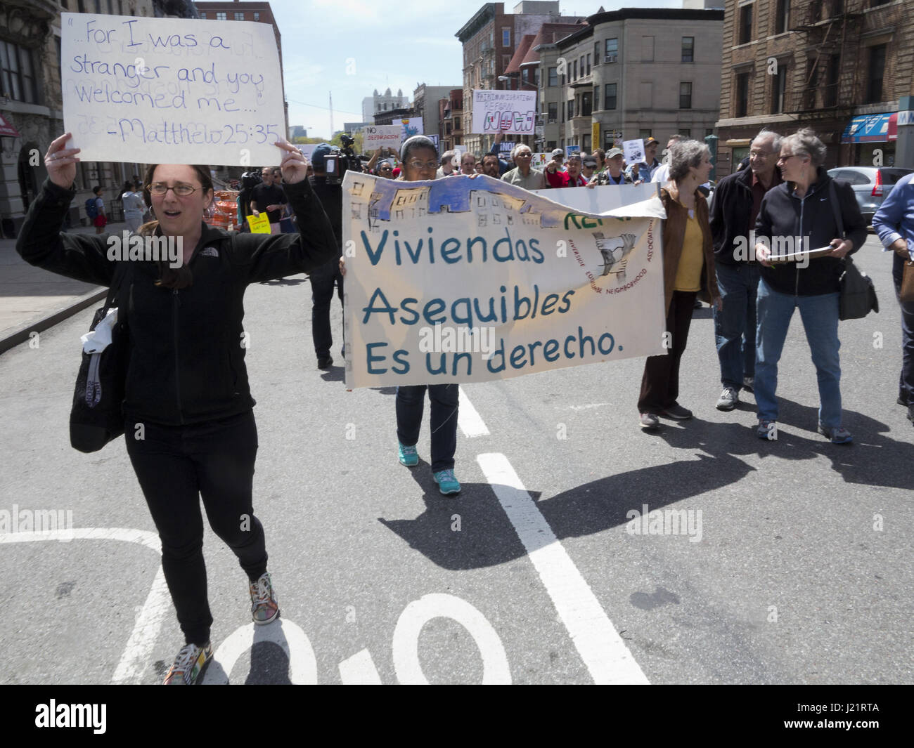 New York City NY, STATI UNITI D'AMERICA. 23 apr, 2017. Centinaia di manifestanti radunati in Harlem al rally e marzo da W.145th San a Inwood Uptown marzo per gli immigrati. I dimostranti si chiedeva la fine di detenzione e deportazioni, la collaborazione tra ICE e le forze di polizia locali, la separazione delle famiglie, il divieto musulmano, il muro e la criminalizzazione degli immigrati. Credito: Ethel Wolvovitz/Alamy Live News Foto Stock