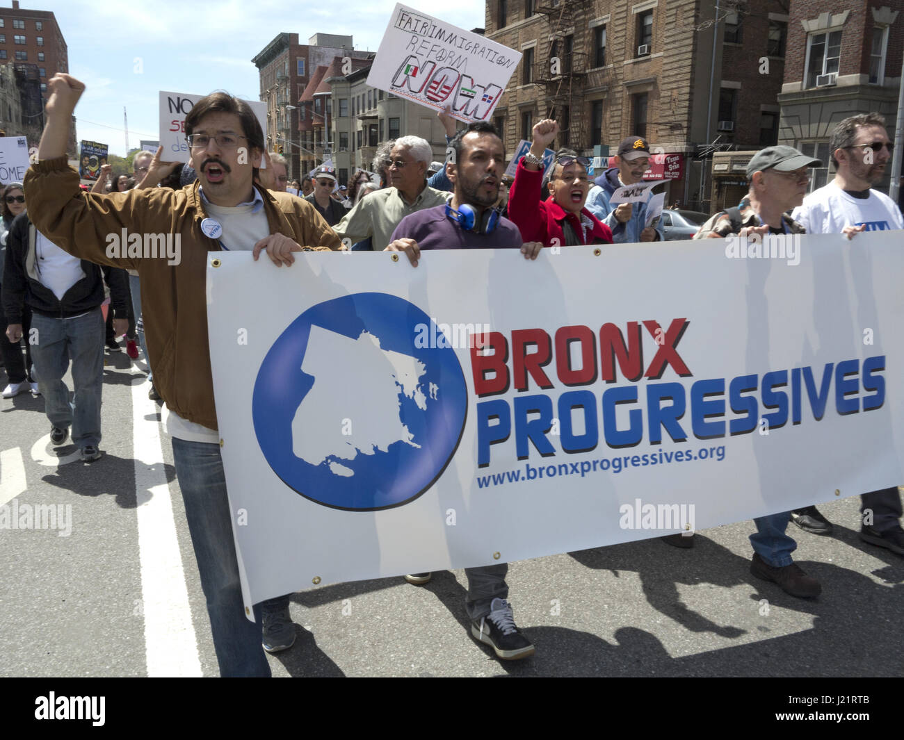 New York City NY, STATI UNITI D'AMERICA. 23 apr, 2017. Centinaia di manifestanti radunati in Harlem al rally e marzo da W.145th San a Inwood Uptown marzo per gli immigrati. I dimostranti si chiedeva la fine di detenzione e deportazioni, la collaborazione tra ICE e le forze di polizia locali, la separazione delle famiglie, il divieto musulmano, il muro e la criminalizzazione degli immigrati. Credito: Ethel Wolvovitz/Alamy Live News Foto Stock