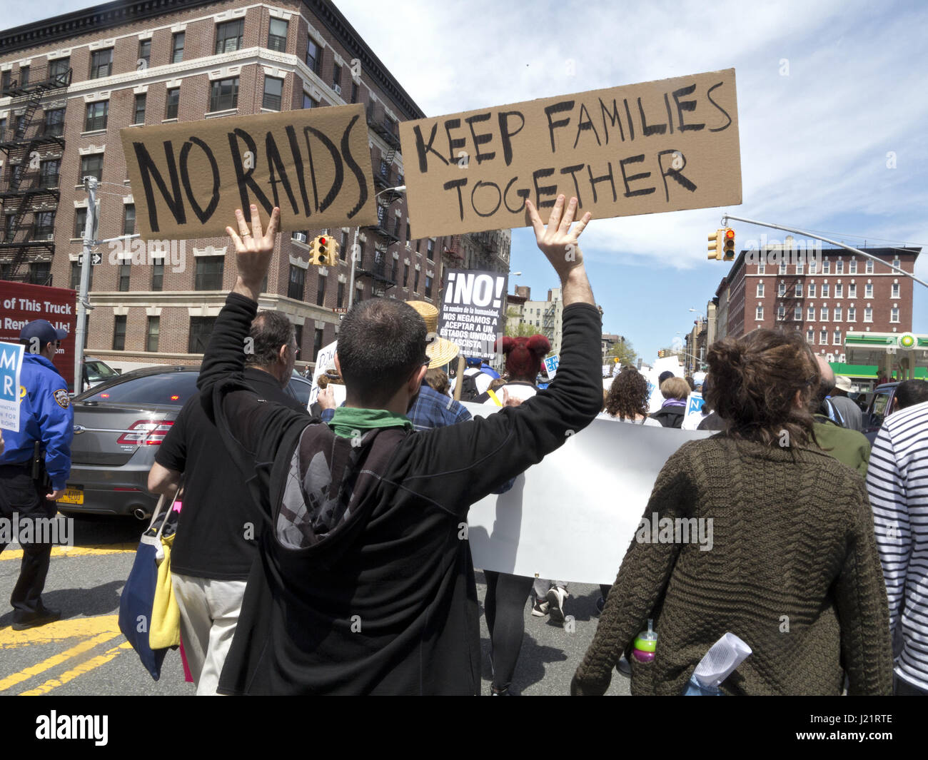 New York City NY, STATI UNITI D'AMERICA. 23 apr, 2017. Centinaia di manifestanti radunati in Harlem al rally e marzo da W.145th San a Inwood Uptown marzo per gli immigrati. I dimostranti si chiedeva la fine di detenzione e deportazioni, la collaborazione tra ICE e le forze di polizia locali, la separazione delle famiglie, il divieto musulmano, il muro e la criminalizzazione degli immigrati. Credito: Ethel Wolvovitz/Alamy Live News Foto Stock