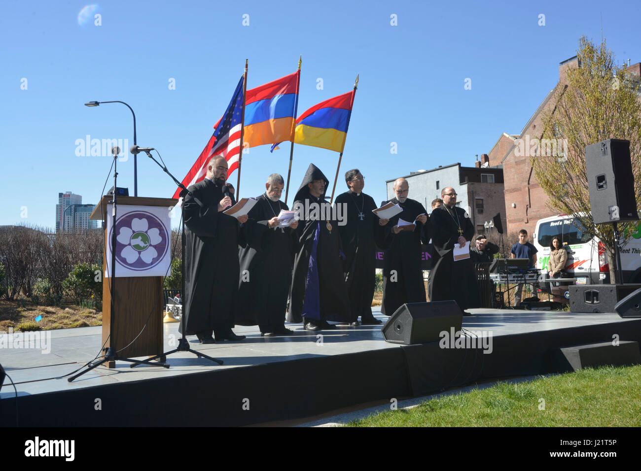 Boston, Massachusetts, USA. 23 apr, 2017. Gli americani armena in Boston commemorare il 102 anniversario della 1915 genocidio armeno da parte della Turchia durante la Prima Guerra Mondiale. Essi hanno raccolto sul Rose Kennedy Greenway presso Armenian Heritage Park per ascoltare gli altoparlanti, cantanti, musicisti, il clero e l'ex ambasciatore statunitense in armeno, John Evans. Evans ha detto che il peggior set di ''alternativa fatti'' è stato realizzato dalla Turchia circa il genocidio del popolo armeno. La Turchia continua a negare un genocidio.e che una simile tragedia si svolge nuovamente in Siria e in Medio Oriente.Questo anni Foto Stock