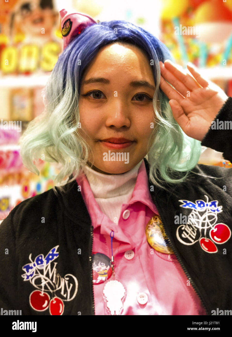 Tokyo, Giappone. 23 apr, 2017. Un personale a go go negozio di caramelle in Harajuku Tokyo Giappone pone per la fotocamera su lunedì 23 aprile, 2017. Foto di: Ramiro Agustin Vargas Tabares Credito: Ramiro Agustin Vargas Tabares/ZUMA filo/Alamy Live News Foto Stock