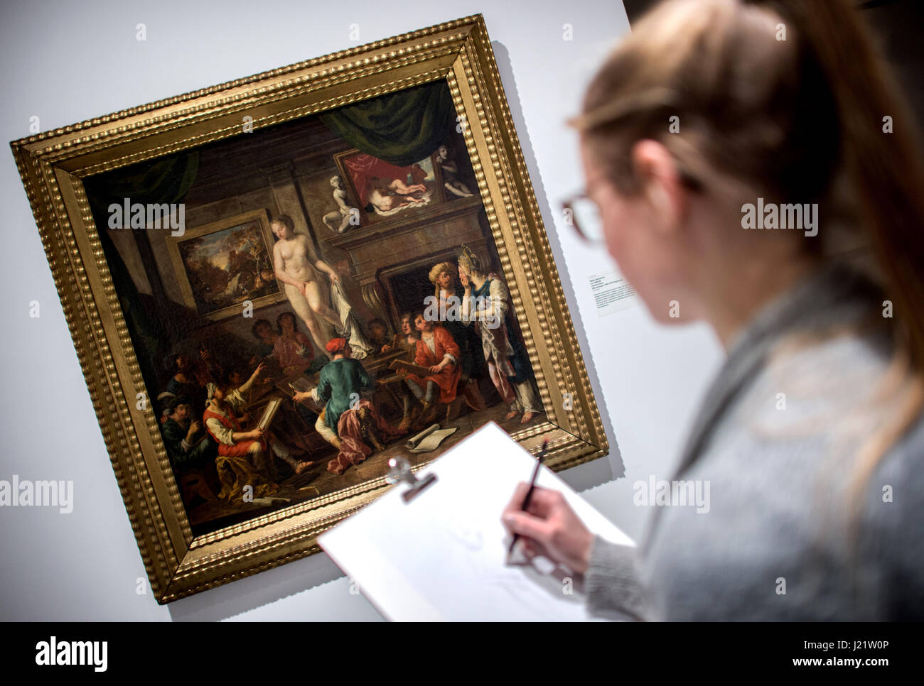 Braunschweig, Germania. Xx Apr, 2017. Un visitatore schizzi mentre si sta guardando un opera di Johann Heiss presso la mostra "uerer, Cezanne & Du. Wie Meister zeichnen' (lit. 'Duerer, Cezanne e. Delineando come i maestri") presso l'Herzog Anton Ulrich Museum di Braunschweig, Germania, 20 aprile 2017. La mostra speciale vedrà i visitatori schizzo e disegnare al "Laboratorio di disegno' in ispirazione mentre ammirate le opere da hunderd sei anni di storia dell'arte. Foto: Hauke-Christian Dittrich/dpa/Alamy Live News Foto Stock