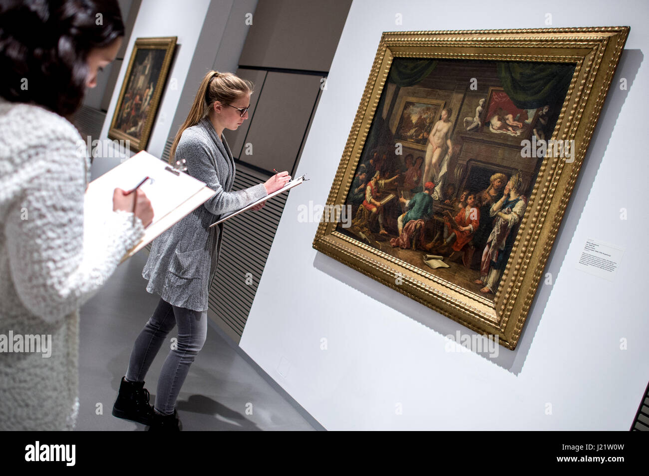 Braunschweig, Germania. Xx Apr, 2017. Due visitatori sketch mentre si sta guardando un opera di Johann Heiss presso la mostra "uerer, Cezanne & Du. Wie Meister zeichnen' (lit. 'Duerer, Cezanne e. Delineando come i maestri") presso l'Herzog Anton Ulrich Museum di Braunschweig, Germania, 20 aprile 2017. La mostra speciale vedrà i visitatori schizzo e disegnare al "Laboratorio di disegno' in ispirazione mentre ammirate le opere da hunderd sei anni di storia dell'arte. Foto: Hauke-Christian Dittrich/dpa/Alamy Live News Foto Stock