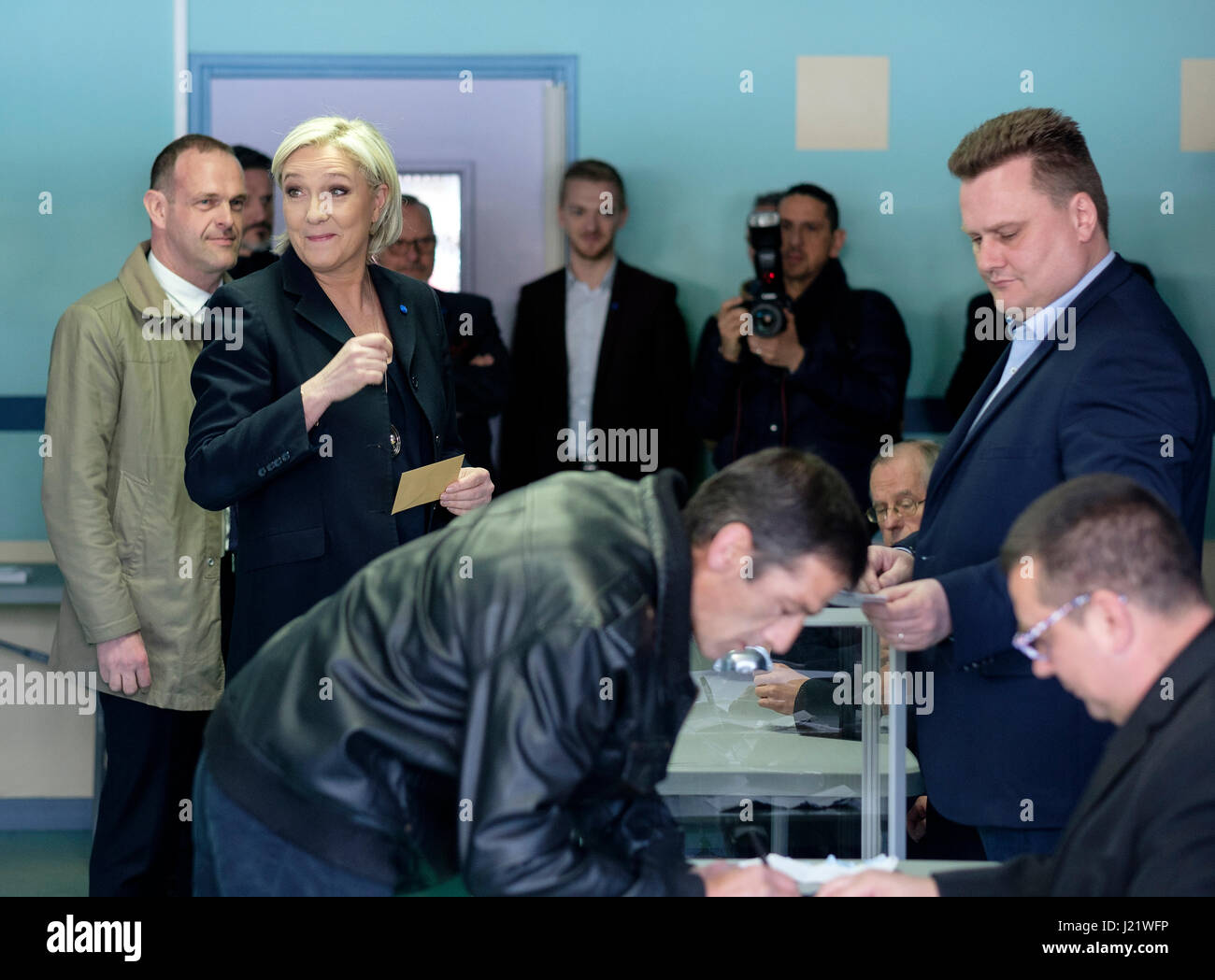 Henin-Beaumont, Francia. 23 Aprile, 2017. Hénin-Beaumont (Francia settentrionale) : Marine Le Pen voto nel primo round del 2017 elezioni presidenziali (2017/04/23) Credito: Andia/Alamy Live News Foto Stock