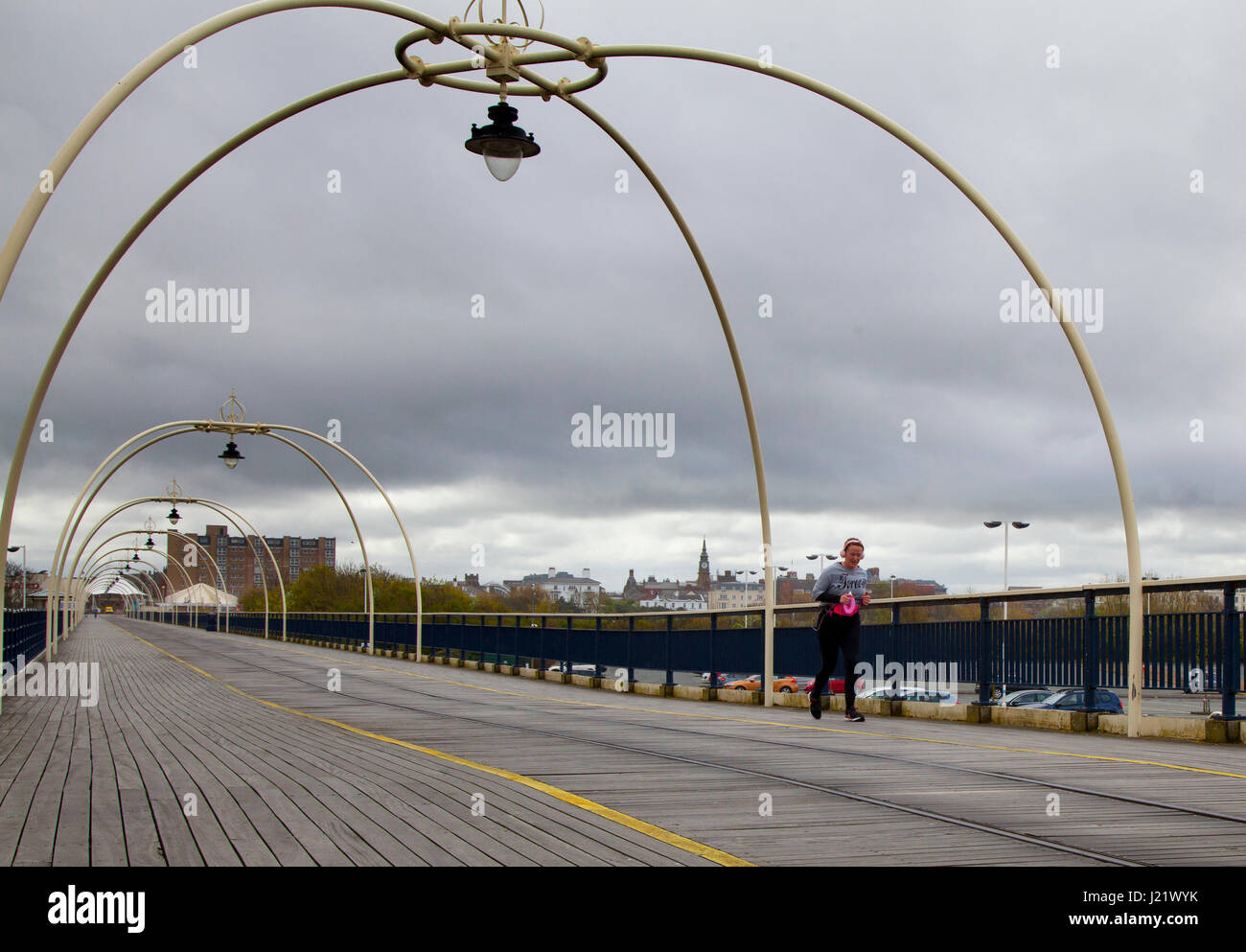 Southport, Lancashire, Regno Unito. Regno Unito Meteo. 24 Aprile, 2017. Attrazioni deserte come tempo freddo spazza con pioggia, docce e venti del nord, il più lungo il molo di ferro nel Regno Unito è del tutto privo di persone. Windy con docce invernale nel nord-ovest, più persistente pioggia successiva e con neve possibilmente a bassi livelli. Credito; MediaWorldImages/AlamyLiveNews. Foto Stock