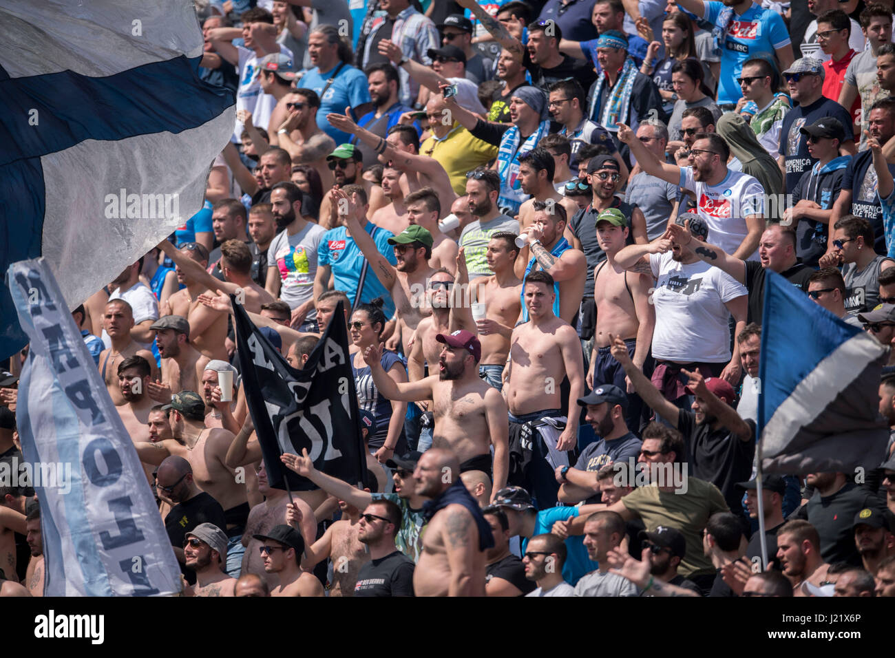 Reggio Emilia, Italia. 23 apr, 2017. Napoli tifosi di calcio/calcetto : Italiano 'Serie A' match tra noi Sassuolo 2-2 SSC Napoli a Mapei Stadium - Citta del Tricolore a Reggio Emilia, Italia . Credito: Maurizio Borsari/AFLO/Alamy Live News Foto Stock