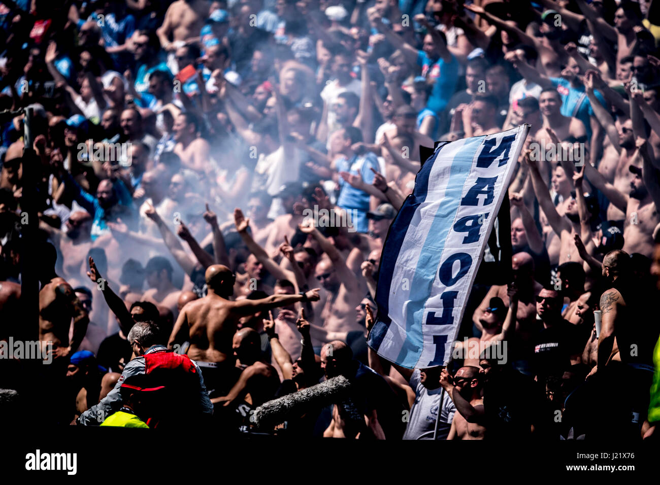 Reggio Emilia, Italia. 23 apr, 2017. Napoli tifosi di calcio/calcetto : Italiano 'Serie A' match tra noi Sassuolo 2-2 SSC Napoli a Mapei Stadium - Citta del Tricolore a Reggio Emilia, Italia . Credito: Maurizio Borsari/AFLO/Alamy Live News Foto Stock