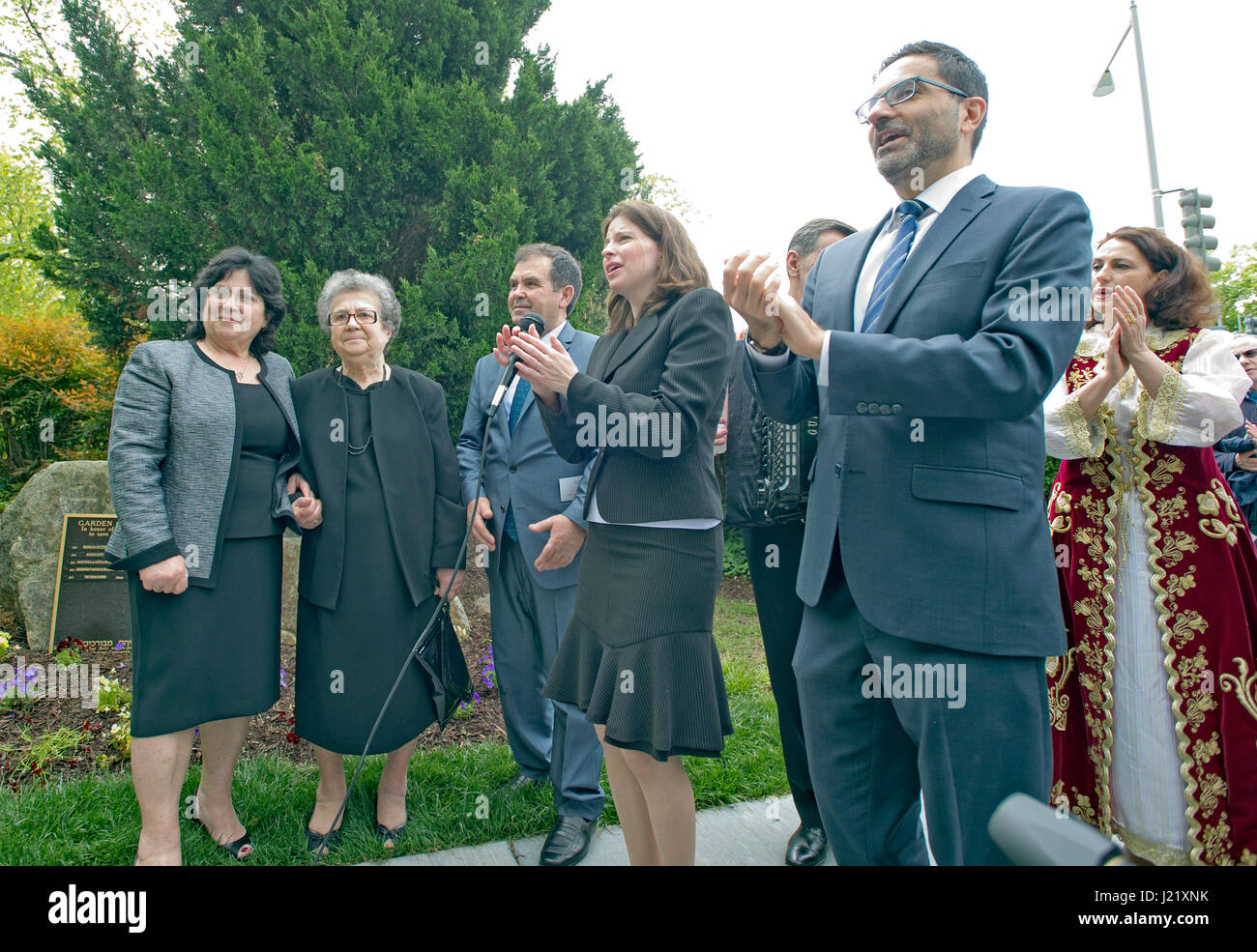 Diverse centinaia di persone si riuniscono domenica, 23 aprile 2017 a Washington, DC la Adas Israele Congregazione per commemorare Yom Hashoah, Olocausto Giorno del Ricordo, con la sinagoga annuale del Giardino dei Giusti cerimonia in onore di non-ebrei che hanno rischiato la loro vita per salvare gli Ebrei durante l Olocausto. Questo anno il honoree era la famiglia Veseli dall'Albania, che al riparo di due famiglie ebree in Kruja, in Albania durante la Seconda Guerra Mondiale. La cerimonia è seguito al di fuori mediante lo scoprimento di una lapide, ospitato da Rabbi Gil Steinlauf e Cantor Arianne marrone (a destra), di Adas Israele Congregazione visto con (L a R) er Foto Stock