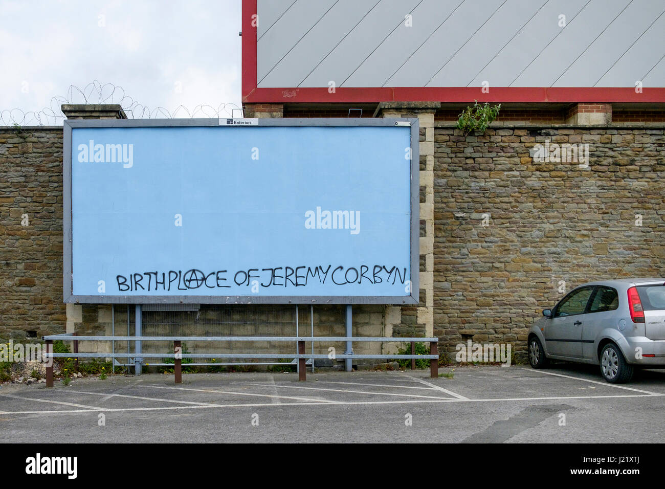 Chippenham, Regno Unito, 24 aprile 2017. Graffiti è raffigurato su un cartellone pubblicitario nel parcheggio a Chippenham stazione,i graffiti informa i pendolari che Jeremy Corbyn era nato nella cittadina. Signor Corbyn nacque a Chippenham il 26 maggio 1949. Credito: lynchpics/Alamy Live News Foto Stock