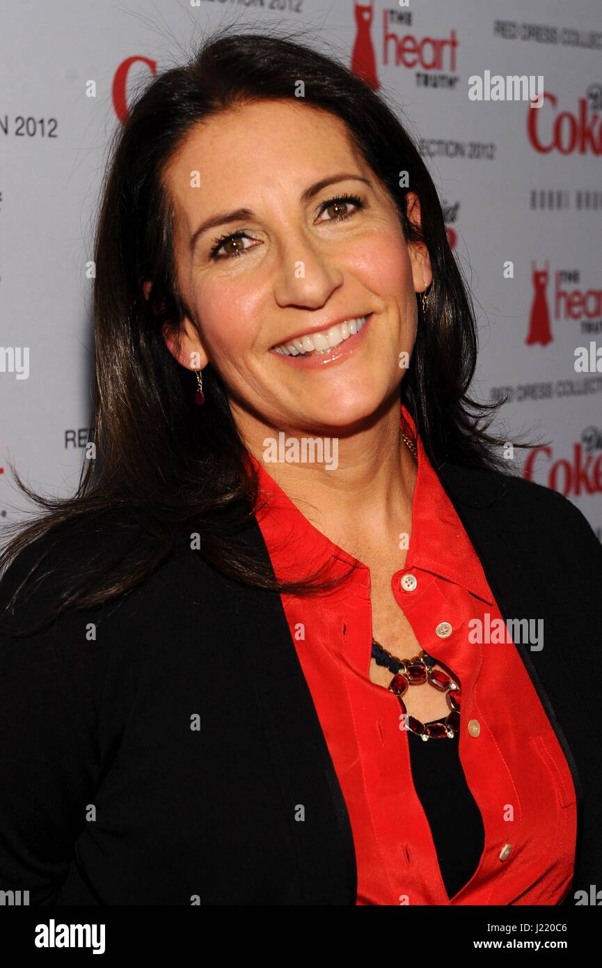Designer di Moda Donna Karan passeggiate il tappeto rosso durante la Verità del Cuore Vestito Rosso Collezione 2012 Sfilata presso la sala da ballo Hammerstein 8 febbraio 2012 nella città di New York, New York. (Foto di Michael Buckner /HHS via Planetpix) Foto Stock
