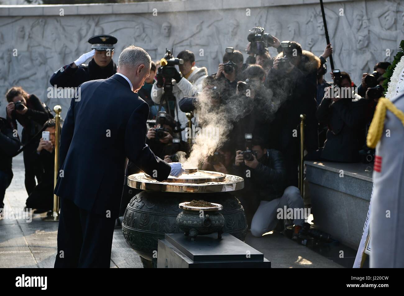 Stati Uniti Il Segretario della Difesa James Mattis e nazionale coreano il Ministro della Difesa di Han Min-goo partecipare in una corona di cerimonia di posa a Seul il Cimitero Nazionale il 2 febbraio 2017 a Seul, in Corea del Sud. (Foto di ambra I. Smith/DoD via Planetpix) Foto Stock