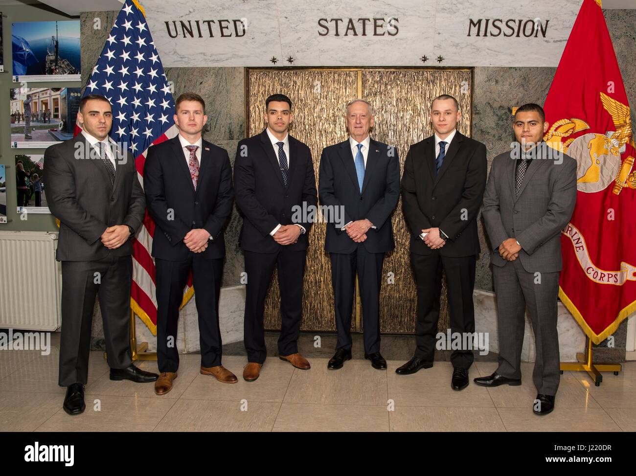 Stati Uniti Il Segretario della Difesa James Mattis visite U.S. Marines presso la sede della NATO il 15 febbraio 2017 a Bruxelles, in Belgio. (Foto di Brigitte N. Brantley /DoD via Planetpix) Foto Stock
