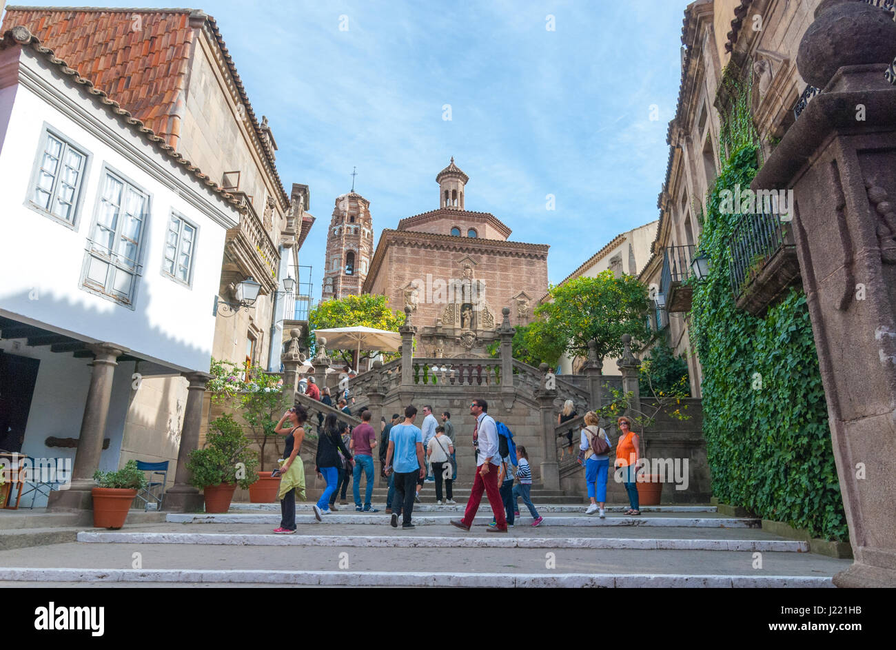 Barcellona, Spagna - Nov 2nd, 2013: turismo a Barcellona. I turisti salire gradini in un affascinante quartiere Barceloneta. Xviii secolo costruito città in una città. Foto Stock