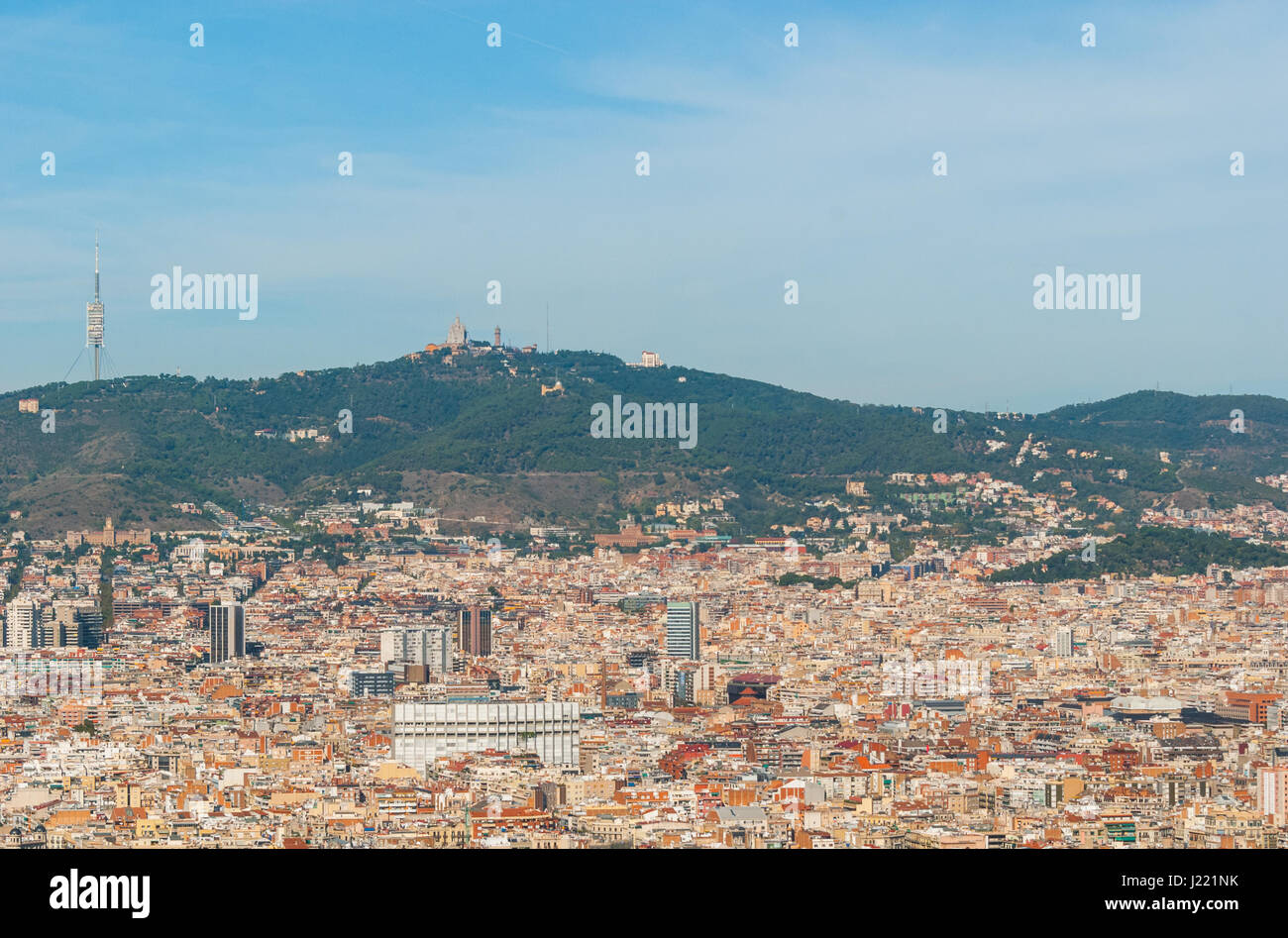 Paesaggio urbano di Barcellona vista dall alto un livello, cavo auto come si passa sopra Tree Tops che fornisce vedute della citta'. Foto Stock